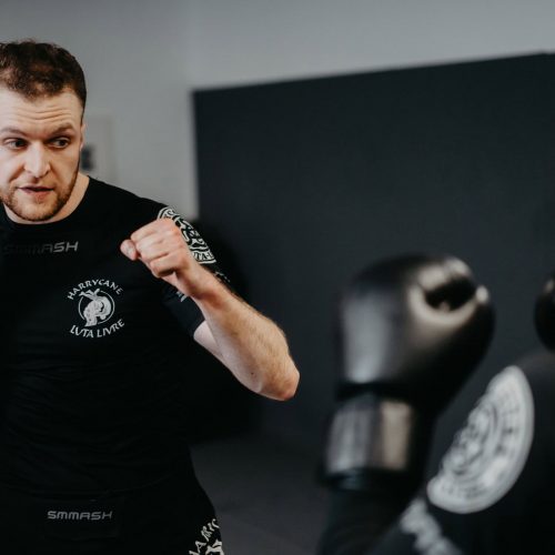 MMA-Sparring-Session in der Sportschule Harrycane in Herford mit Fokus auf Technik und Verteidigung.