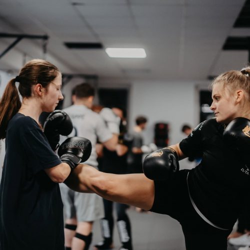 Zwei Frauen trainieren Schlag- und Tritttechniken beim Muay-Thai-/Thaiboxen-Training in der Sportschule Harrycane in Herford.