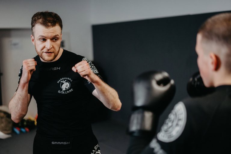 Über uns 16 MMA-Sparring-Session in der Sportschule Harrycane in Herford mit Fokus auf Technik und Verteidigung.