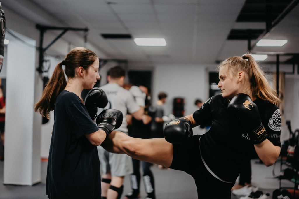 Zwei Frauen trainieren Schlag- und Tritttechniken beim Muay-Thai-/Thaiboxen-Training in der Sportschule Harrycane in Herford.